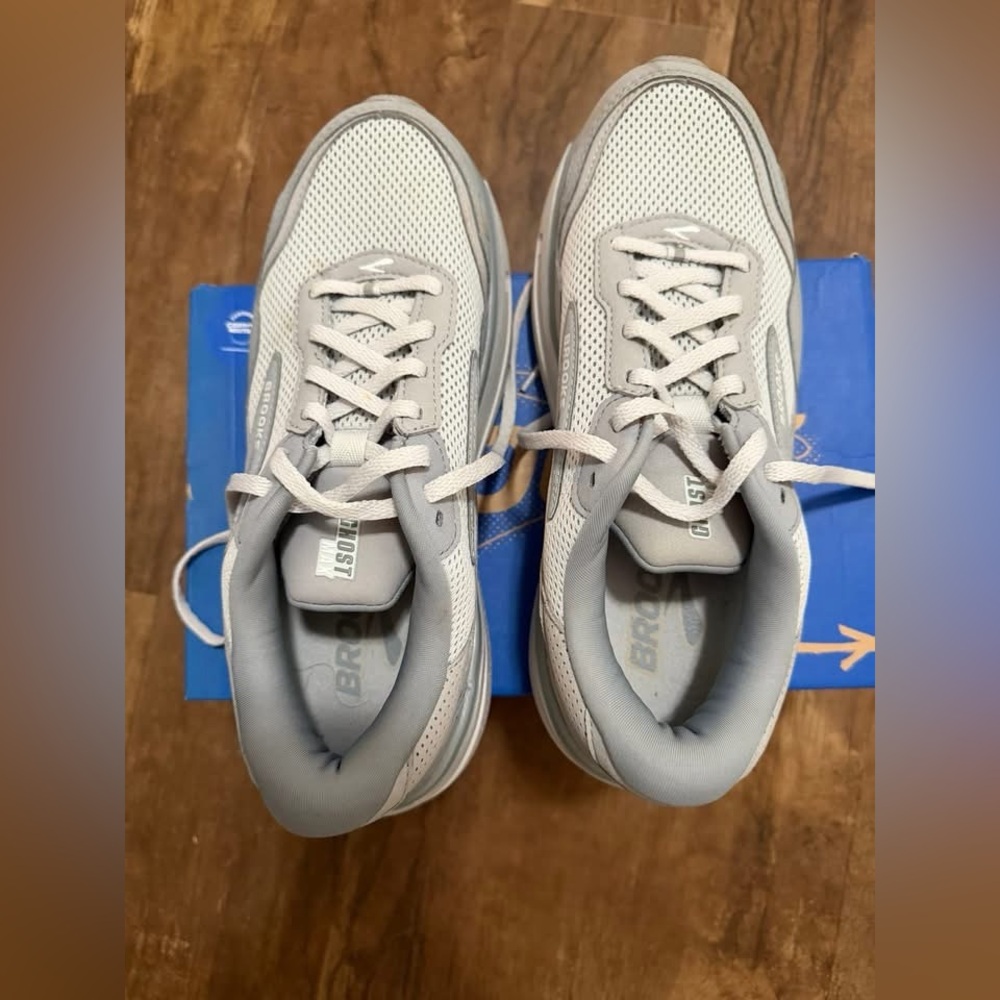 Brooks Men's Light Gray Mesh Athletic Running Shoes